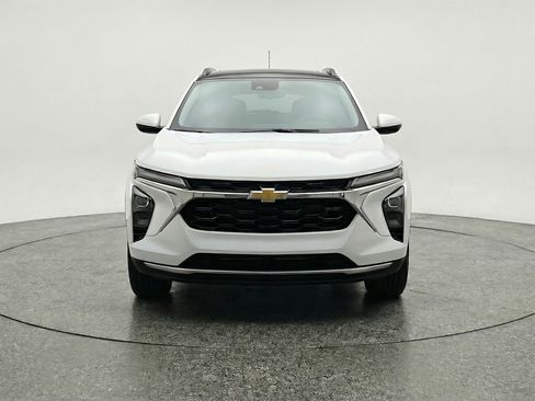 Used 2025 Chevrolet Trax LT w/ LT Convenience Package FWD image 2