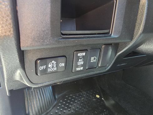 Used 2018 Toyota Tacoma TRD Off-Road AWD/4WD image 18