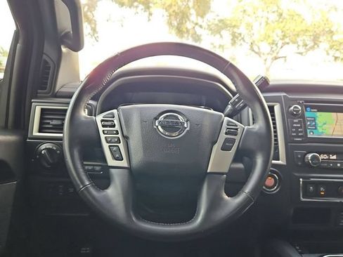 Used 2018 Nissan Titan SV w/ SV Convenience Package RWD image 12