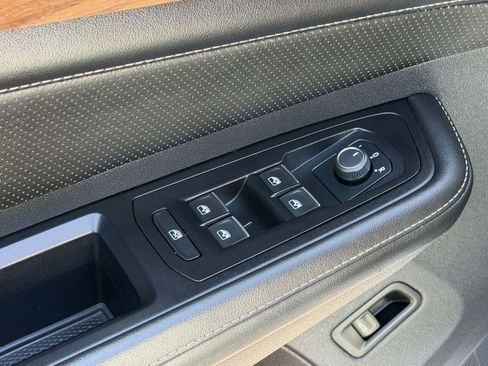 Used 2025 Volkswagen Atlas SE FWD image 25
