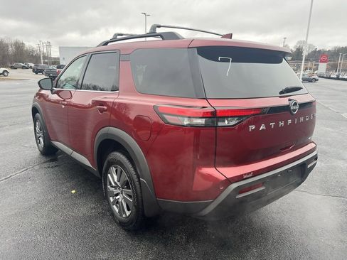 Used 2025 Nissan Pathfinder SV image 3