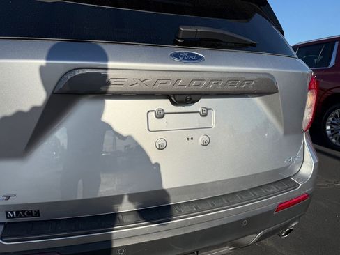 Used 2022 Ford Explorer XLT w/ Equipment Group 202A image 7