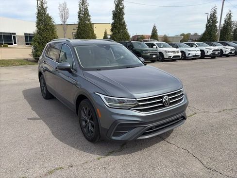 Used 2022 Volkswagen Tiguan SE w/ Panoramic Sunroof Package image 8