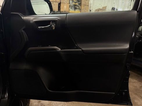 Used 2022 Toyota Tacoma TRD Sport image 12