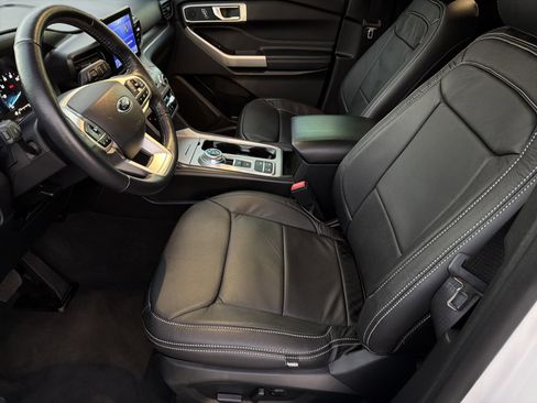 Used 2022 Ford Explorer XLT image 10