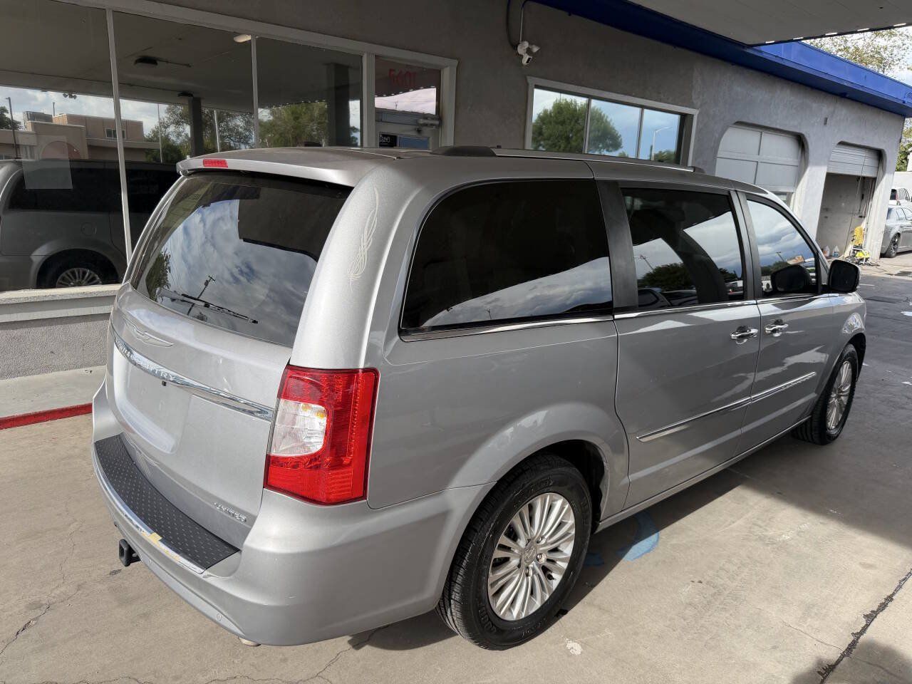 Used 2015 Chrysler Town & Country Limited Platinum w/ Trailer Tow Group FWD image 5