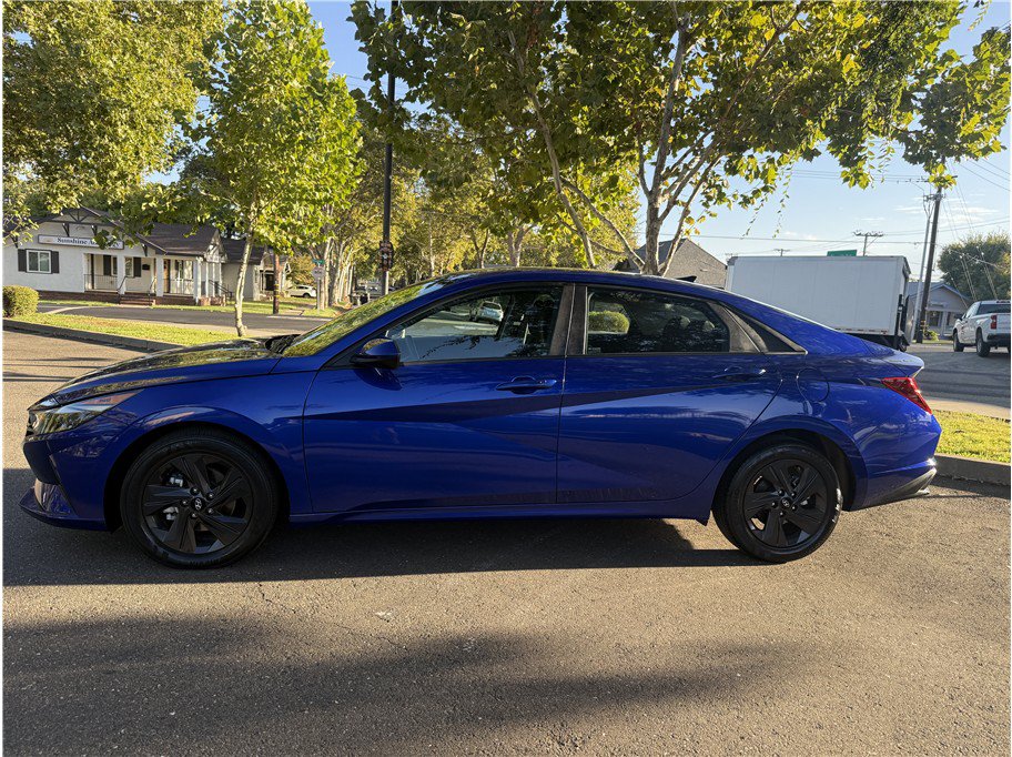 Used 2023 Hyundai Elantra SEL w/ Cargo Package FWD image 2