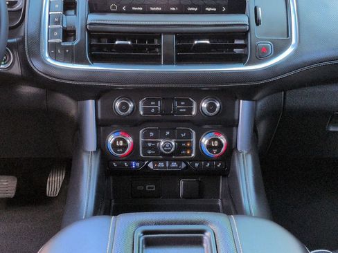 Used 2023 GMC Yukon XL SLT w/ SLT Luxury Package AWD/4WD image 18