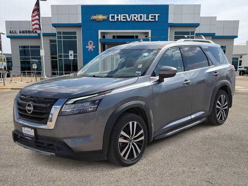 Used 2024 Nissan Pathfinder Platinum FWD image 1