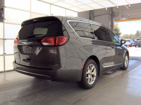 Used 2017 Chrysler Pacifica Touring-L Plus w/ Advanced Safetytec Group FWD image 2