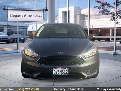 Used 2015 Ford Focus SE FWD image 2