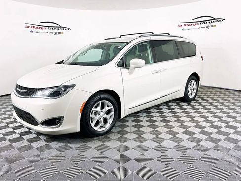 Used 2017 Chrysler Pacifica Touring-L Plus w/ Advanced Safetytec Group FWD image 4