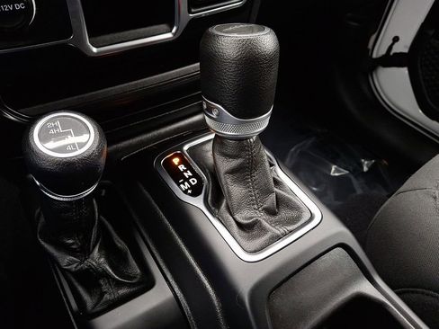 Used 2021 Jeep Gladiator Sport image 14