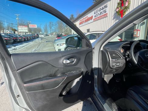 Used 2019 Jeep Cherokee Trailhawk image 10