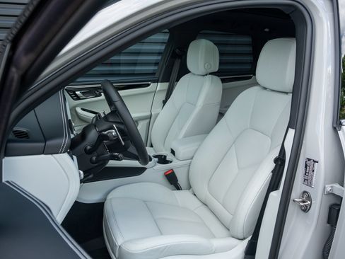 Certified 2023 Porsche Macan Turbo AWD/4WD image 4