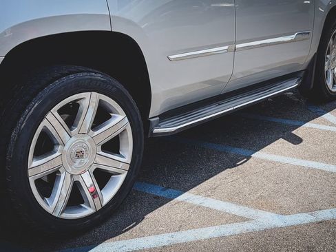 Used 2015 Cadillac Escalade Luxury RWD image 12