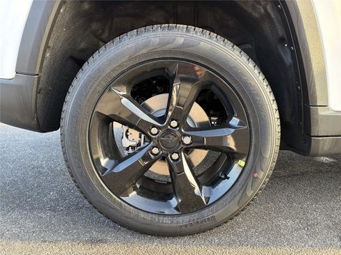 New 2025 Jeep Grand Cherokee Limited w/ Black Appearance Package image 18