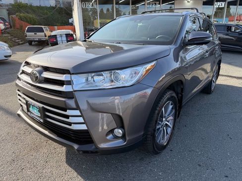 Used 2019 Toyota Highlander XLE AWD/4WD image 1