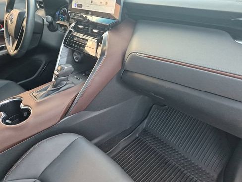 Used 2023 Toyota Venza XLE AWD/4WD image 16