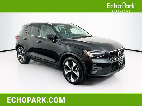 Used 2025 Volvo XC40 B5 Plus image 1