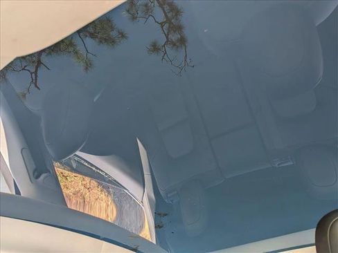 Used 2022 Tesla Model Y Long Range image 14