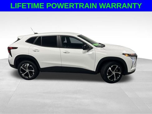 Used 2024 Chevrolet Trax RS image 2