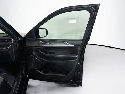 Used 2022 Jeep Grand Cherokee Overland w/ Luxury Tech Group IV image 35