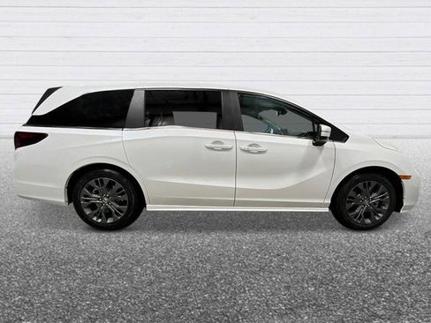 New 2026 Honda Odyssey Touring image 9