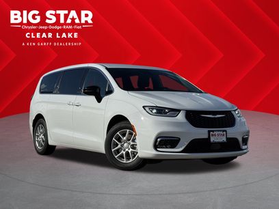 New 2026 Chrysler Pacifica Select