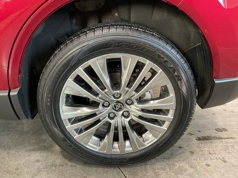 Used 2023 Toyota Venza Limited image 7