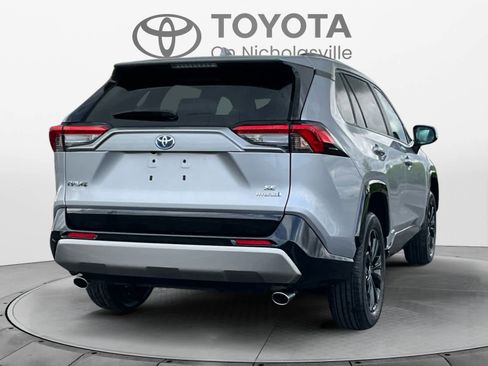 Used 2024 Toyota RAV4 SE w/ Convenience Package image 6