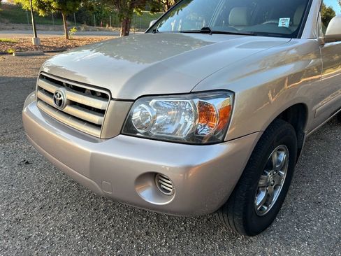 Used 2004 Toyota Highlander 4WD V6 w/ Preferred Pkg image 5