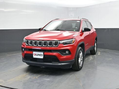 Used 2024 Jeep Compass Latitude AWD/4WD image 3