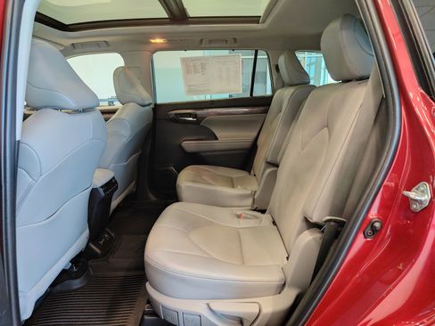 Used 2022 Toyota Highlander Platinum image 15