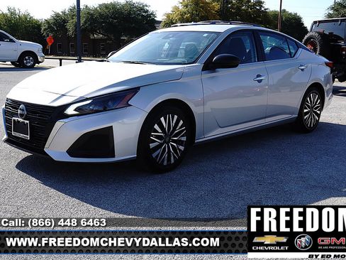 Used 2024 Nissan Altima 2.5 SV FWD image 3
