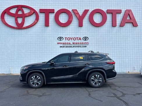 Used 2020 Toyota Highlander XLE FWD image 4