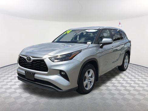 Certified 2024 Toyota Highlander LE AWD/4WD image 3