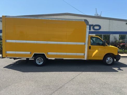 Used 2021 GMC Savana 3500 Extended w/ Power Convenience Package RWD image 3