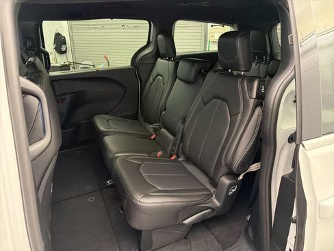 New 2026 Chrysler Pacifica Select FWD image 16