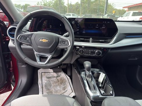 Used 2025 Chevrolet Trax LT w/ LT Convenience Package FWD image 21