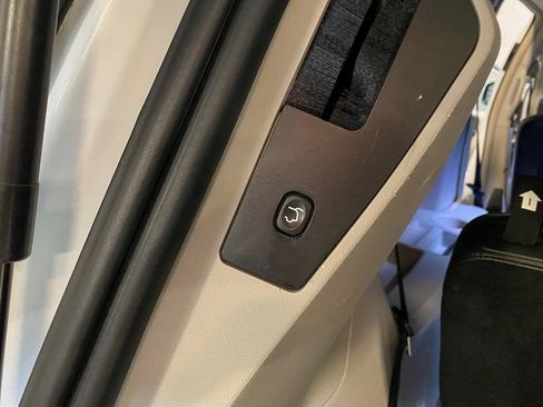 Used 2016 Chrysler Town & Country Touring FWD image 23