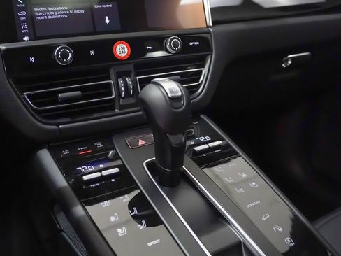 Certified 2026 Porsche Macan AWD/4WD image 32