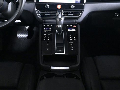 Certified 2025 Porsche Macan S image 16