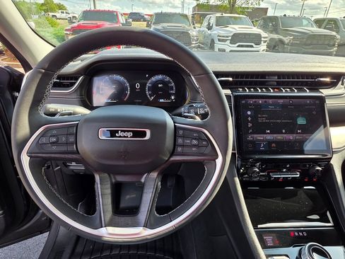 Used 2024 Jeep Grand Cherokee Limited w/ Black Appearance Package image 15