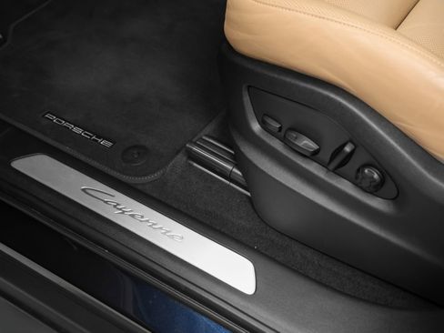 Certified 2024 Porsche Cayenne Coupe AWD/4WD image 30