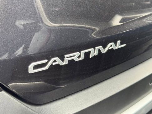 Used 2025 Kia Carnival EX FWD image 3