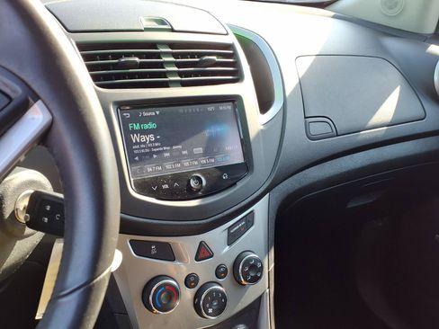 Used 2016 Chevrolet Trax LT w/ LT Sun and Sound Package FWD image 10