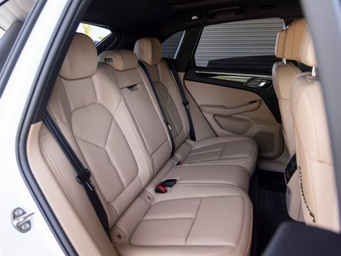 Certified 2025 Porsche Macan Base image 30