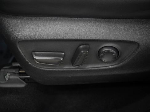 Used 2022 Toyota Highlander XLE AWD/4WD image 25
