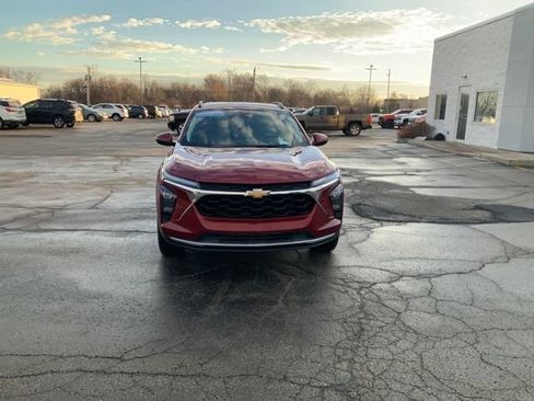 Certified 2025 Chevrolet Trax LT image 3